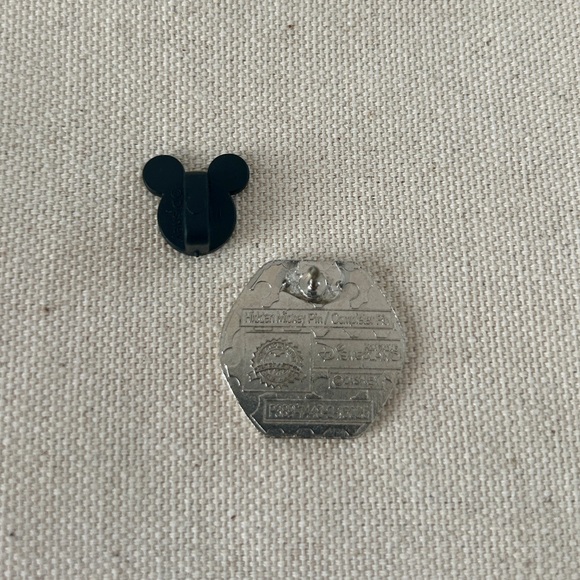 Shellie May Hidden Mickey Pin (Hong Kong Disneyland) - Picture 2 of 2